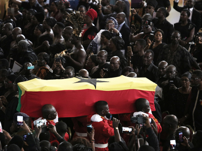 Honour guards carry the flag-draped casket of Kofi Annan. Photo: Francis Kokoroko, Reuters / NTB Scanpix